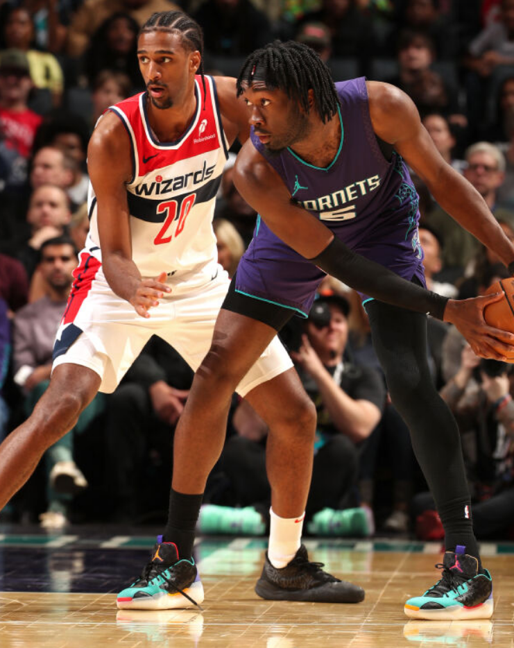 黄蜂完胜日本男篮，汉密尔顿制霸全场的简单介绍