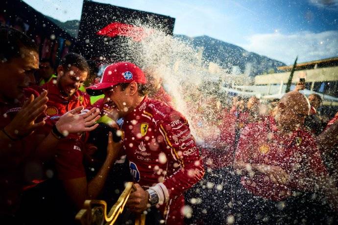 索伯车队碾压红牛车队，拉塞尔统治全场