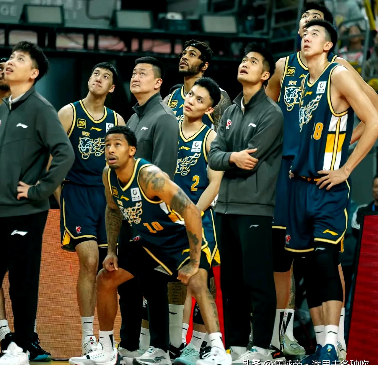 广东宏远队在比赛中紧张对手的部署，谨慎应战的简单介绍