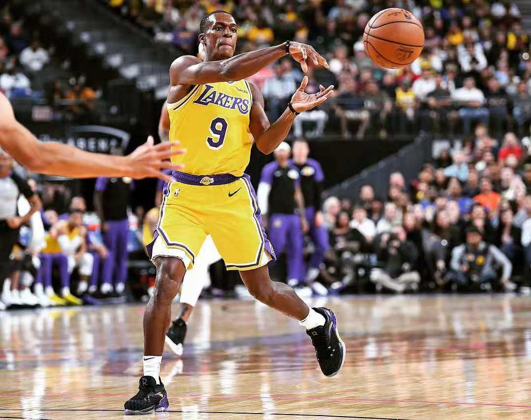 包含教练组对球队进攻战术进行全面调整，取得意想不到的效果的词条