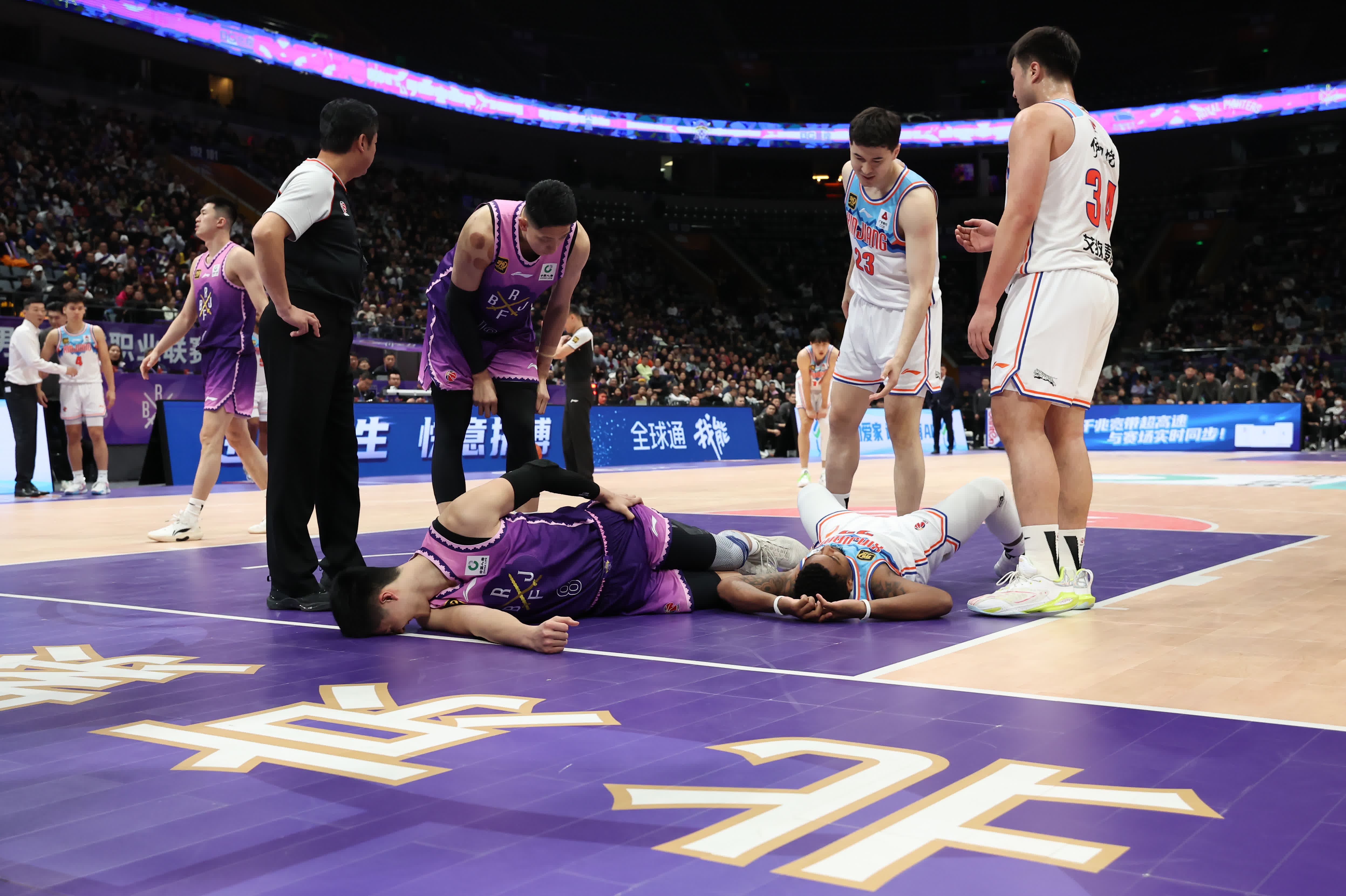 包含教练组对球队进攻战术进行全面调整，取得意想不到的效果的词条