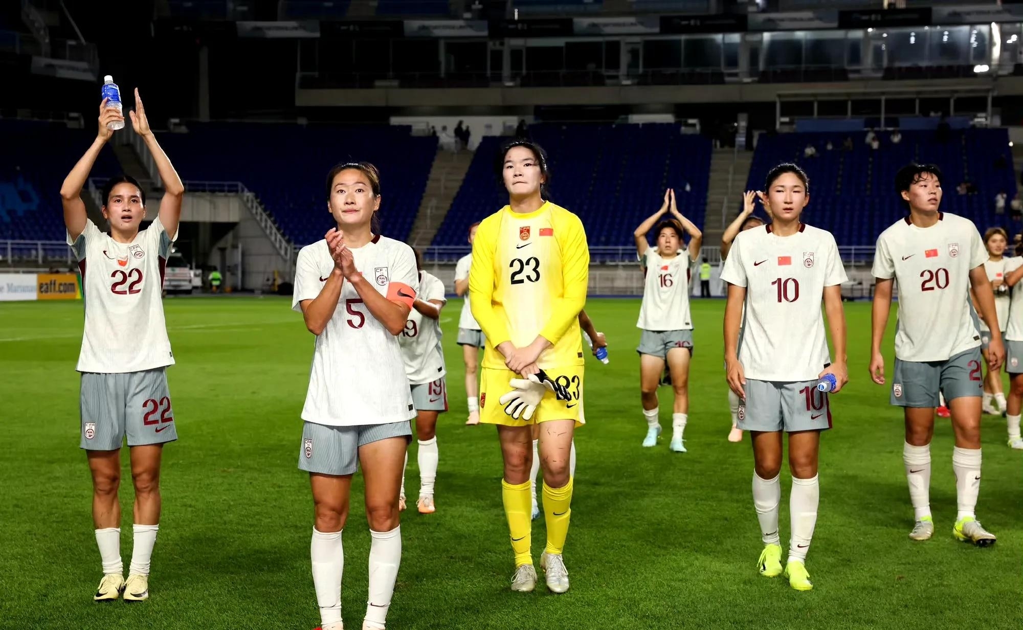 新晋女子足球明星赢得球迷们掌声