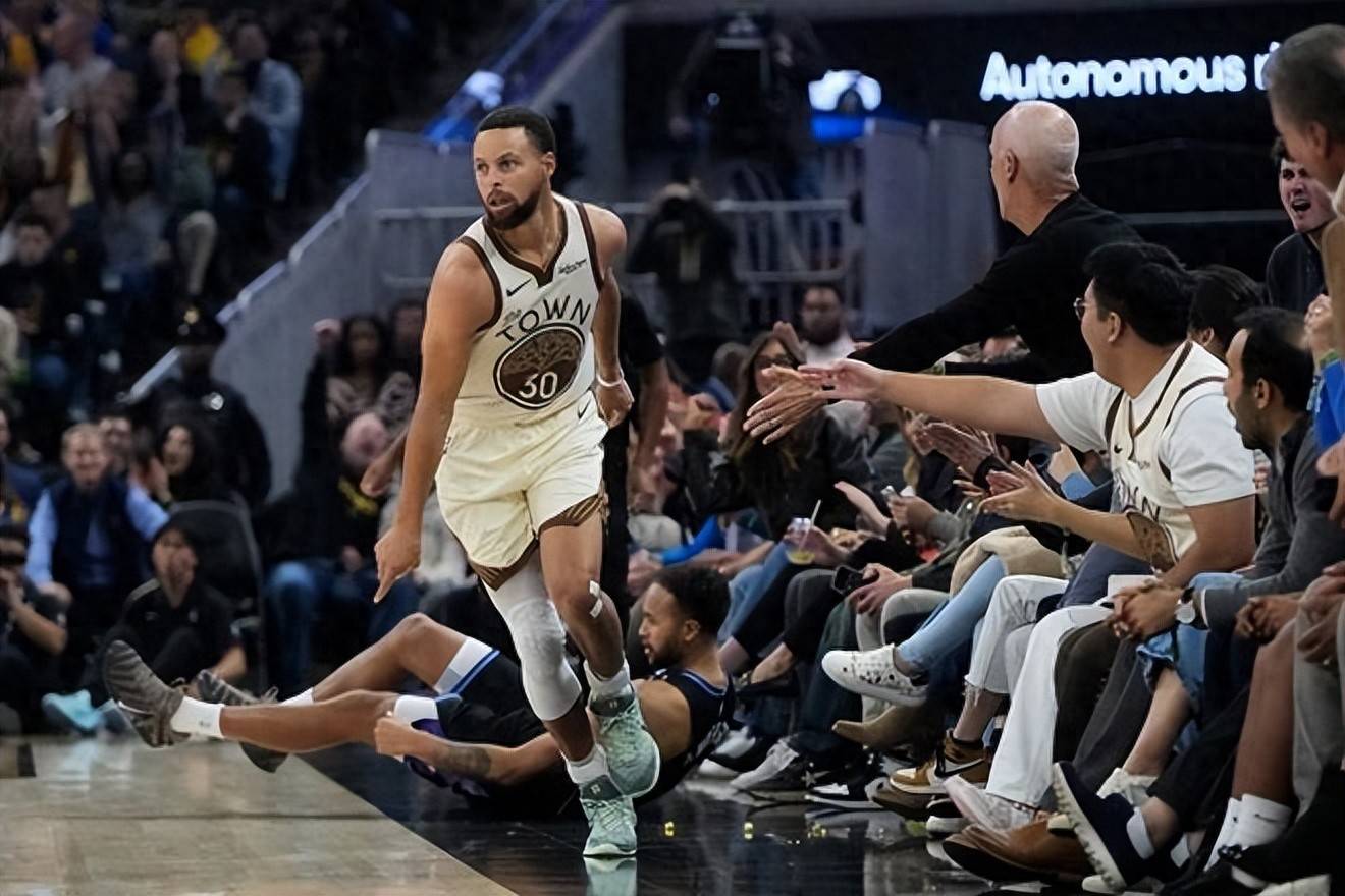 爵士翻盘山东队，库里扛起全队