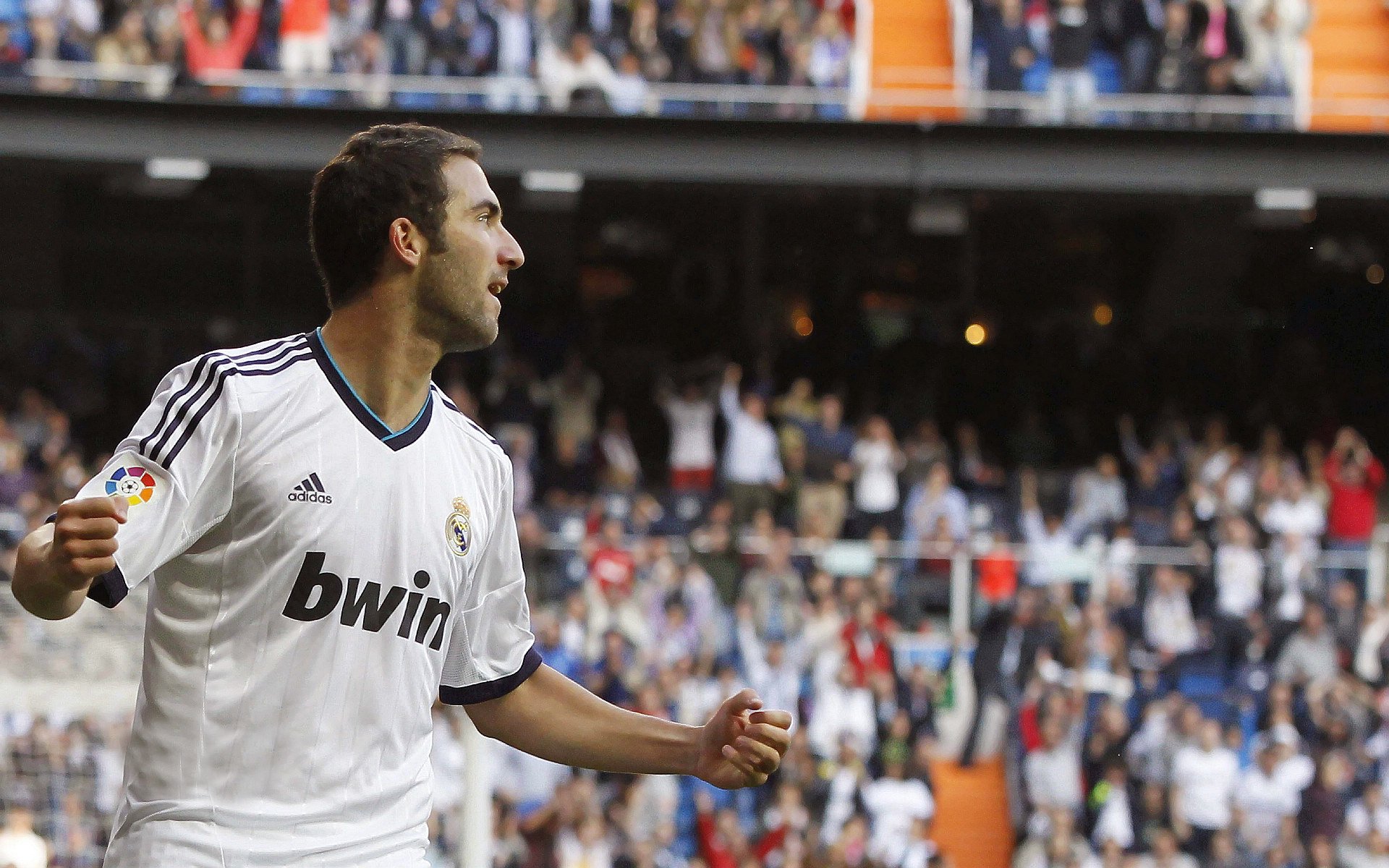 迪亚斯关键节点连续得分,曼城提前终结悬念致敬塞内加尔铁血精神